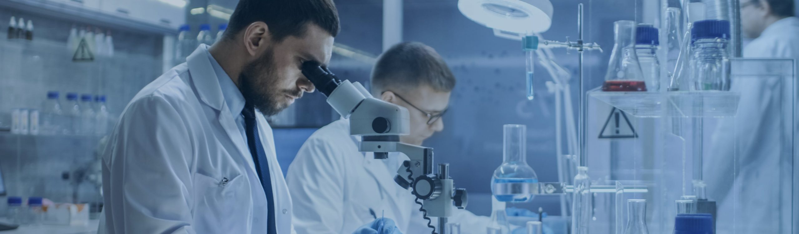 разработка нового лекарства. фармпром. ученые лекарства. научные исследования в медицине. лекарство ученые.